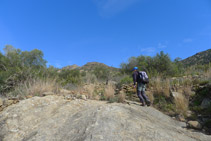 Passem per sobre d´unes grans lloses de pedra.