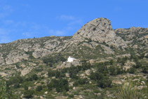 Durant l´itinerari divisem en tot moment l´ermita de Sant Onofre a la llunyania.