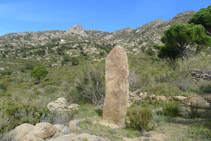 Menhir d´en Poet i l´ermita de Sant Onofre al fons.