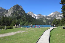 La passarel·la ens porta fins a l´estany de Sant Maurici.