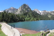 L´estany de Sant Maurici i la seva petita presa.