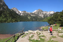 És possible apropar-se fins a la vora de l´estany.