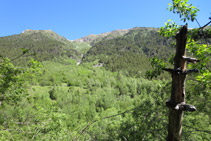 Al nord, a l´altra banda de la vall, hi tenim el Pinetó i la serra del Pago.