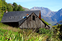 Casa a Bausen amb la vall de Toran al fons.