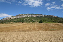 Vistes dels penya-segats de la Piedra i de San Adrián, a la serra de Leire.