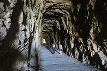 Caminant per l’interior del primer túnel.