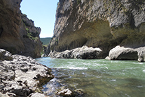 Baixem fins a la llera del riu.