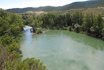 Vistes del riu Irati cap al S, un cop aquest ja ha superat tota la Foz de Lumbier.