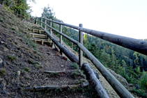 Camí arranjat sobre els esbaldregalls de la mina.