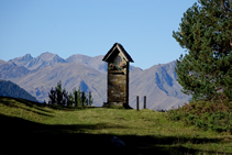 Oratori enfront a la serralada pirinenca.