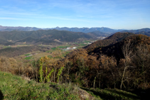 La vall de Bianya amb el Bassegoda al fons.