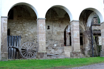 Carro a l´entrada del mas El Colomer.