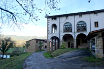 El Colomer, típica masia de la vall de Bianya.