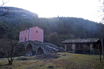 La serradora de Ca l´Ambròs, el pont romànic i els Estudis.