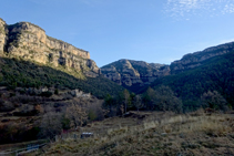 Al bell mig de la Valldora, amb les masies del Solà, Cal Teixidor i les cingleres al fons.