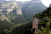 L´enclotada Valldora tot davallant cap a Sant Pere de Graudescales.