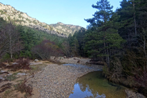 El bonic riu Aigua d´Ora discorre pel fons de la vall.