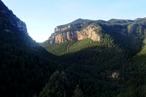 La solitària Valldora vista des del mirador dels Presidents (fora de ruta), amb Sant Pere de Graudescales enclotat al fons.