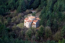 Sant Pere de Graudescales vist des del mirador dels Presidents (fora de ruta).