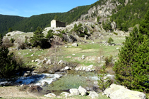 Observem l´ermita de la Mare de Déu dels Àngels, que queda enfilada sobre unes roques, a l´altre costat del riu.