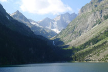 Llac de Gaube i circ d´Oulettes al fons.