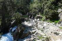 Pont a través del qual recuperem el costat oriental (E) de la vall.