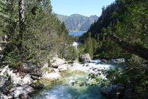 Des del pont, mirada enrere cap al llac del Gaube (N).