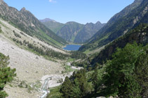 Vista de la vall de Gaube i del llac de Gaube (N) des de la cascada d´Esplumouse.