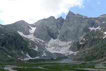 Distingim perfectament el Couloir de Gaube amb la seva característica forma d´"Y".