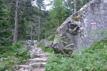 Seguim les marques vermelles i blanques del GR-10.