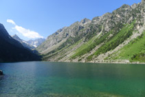 Llac de Gaube i circ d´Oulettes de Gaube al fons.