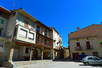 Sortim de la plaça Josep Roca pel carrer Frederic Ribó.