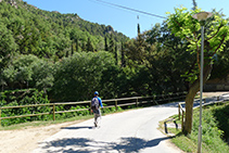 Resseguim la carretera uns metres enrere.