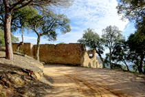 Restes de la masia de Can Codolar.