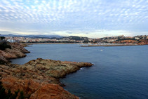 La platja i el port de Sant Feliu de Guíxols.