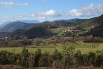 Santa Maria de Matamala i el Lladré amb els Rasos de Peguera i la serra d´Ensija al fons.