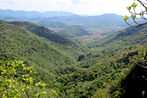 Vistes cap a la vall de Sant Privat d´en Bas i del riu Gurn.