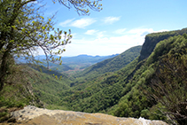 Travessem la riera de Sallent just per sobre de la cascada.