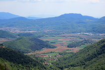 Vistes cap al fons de la vall de l´anomenada "comarca d´Olot".