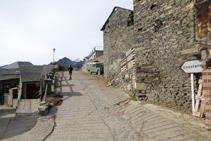 Caminant per la part alta del poble.