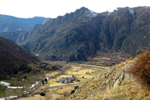 Vistes a la vall del torrent d´Esterri de Cardós, amb Arrós de Cardós i la serra Mitjana al fons.