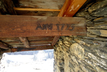 Detall de la inscripció que hi ha a la fusta.