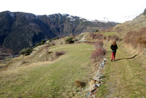 Arribant al trencall a per anar cap al mirador o cap a Lladrós.