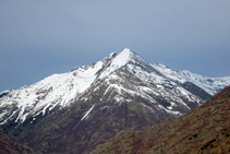 Vistes al Tuc del Caubo (2.570m), situat al N, sobre Tavascan.