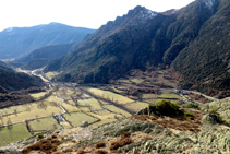 Vistes al ventall al·luvial del torrent d´Esterri, amb Ainet i Ribera de Cardós al fons de la vall principal del riu Noguera de Cardós.