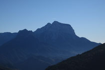 Vistes a la Peña Montañesa (2.295m), ben present en aquest tram del recorregut.