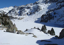 Estany Negre (2.223m) a l´entrada de la vall de Colieto, descansant al peu de les imponents parets dels pics de Comalespada.