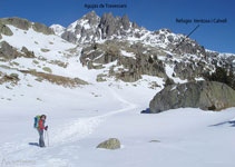 Les Agulles de Travessani i el refugi al fons. L´escalada de la cresta de les Agulles de Travessani és una gran clàssica de la zona, molt visitada també per la seva proximitat amb el refugi.