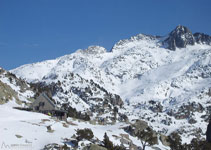 Refugi Ventosa i Calvell, amb els pics de la vall de Colieto al fons.