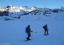 Vorejant per la dreta l´estany de Travessani, tot gelat.